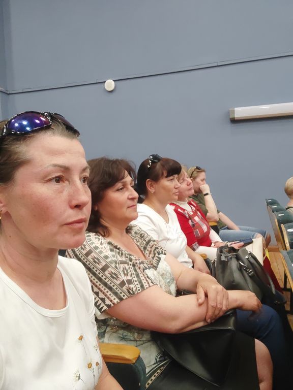 фото с коллегами на семинаре.jpg