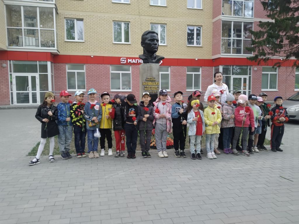 фото у памятника Бахчиванджи проект Малая родина.jpg