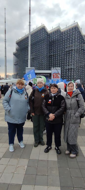 Фото с педагогами на 1 мая.jpg